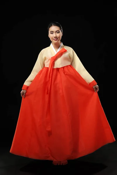 Mooie jonge vrouw in traditionele kleding — Stockfoto