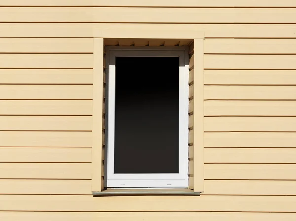 Современное единственное окно на стене — стоковое фото