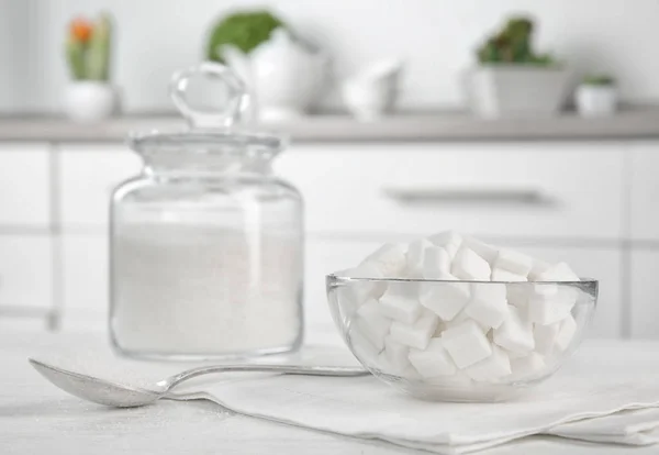 Cuenco de vidrio con terrones de azúcar — Foto de Stock