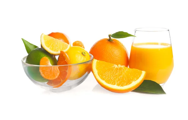 杯新鲜果汁和柑橘类水果碗 — 图库照片