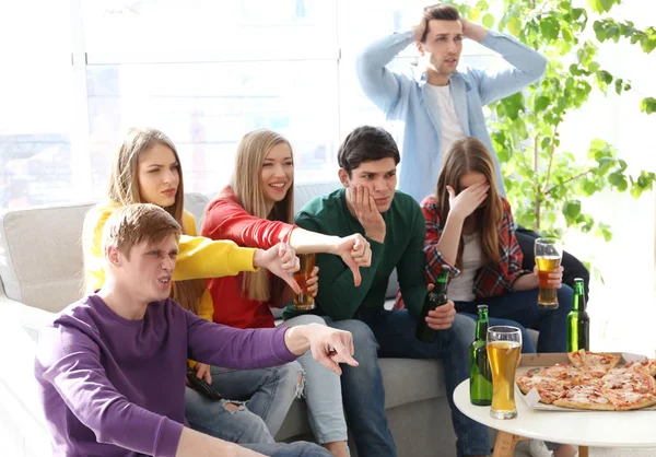 Vrienden met smakelijke pizza en bier — Stockfoto