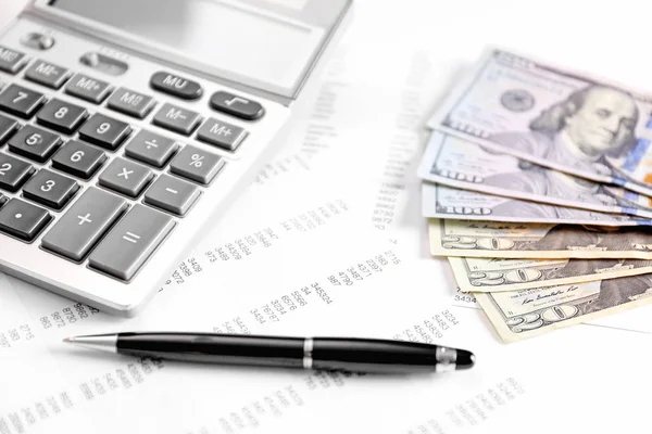 Calculadora, dólares e caneta na conta — Fotografia de Stock