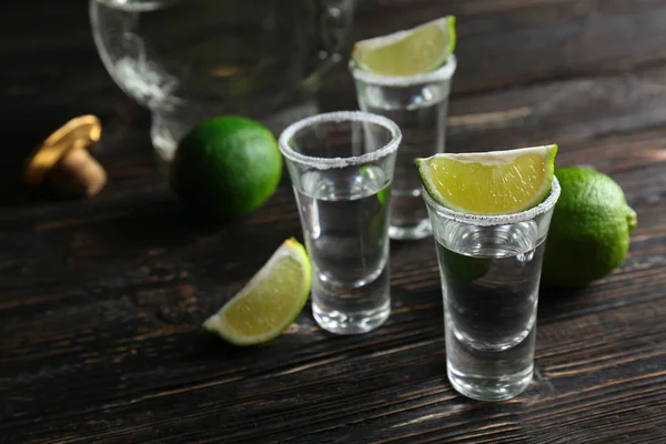 Tequila záběry s plátky limetky — Stock fotografie