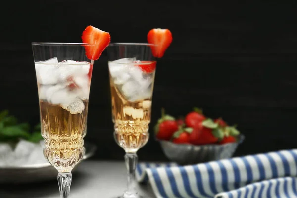 Refreshing cocktails with strawberry — Stock Photo, Image