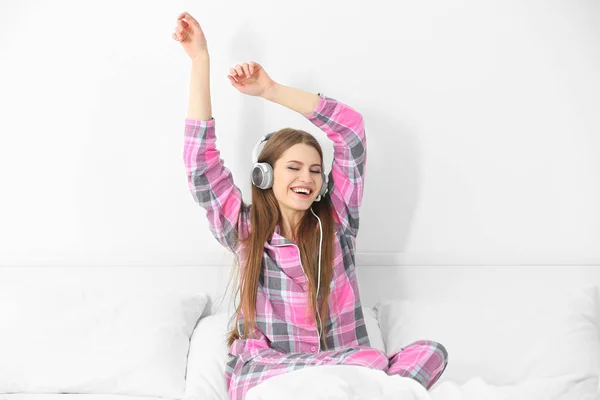Красивая молодая женщина слушает музыку — стоковое фото