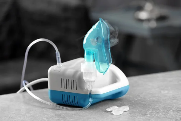 Kompressor nebulisatorn med mask — Stockfoto