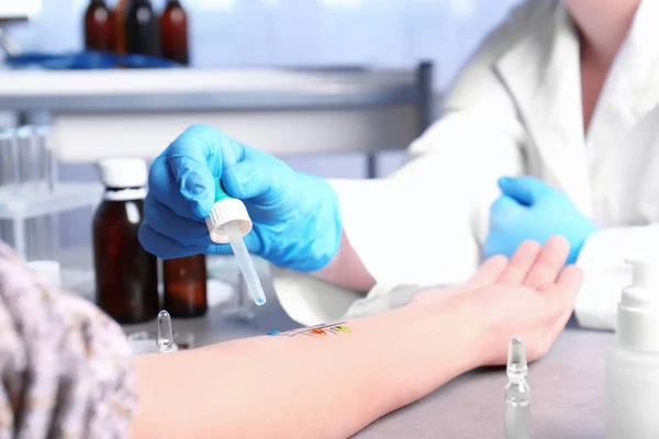 Doctor making allergy test — Stock Photo, Image