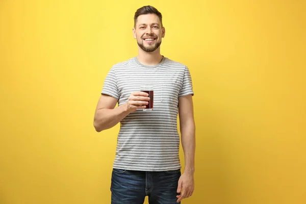 Bonito homem posando com suco — Fotografia de Stock