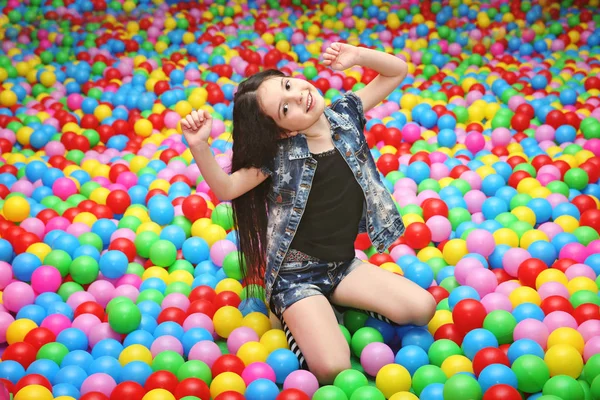 Sevimli kız plastik toplarla oynuyor — Stok fotoğraf