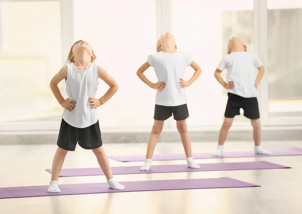 Niños haciendo ejercicios de gimnasia —  Fotos de Stock