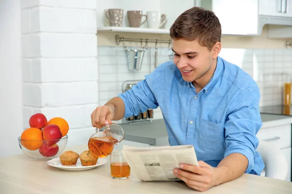 Hombre bebiendo jugo — Foto de Stock