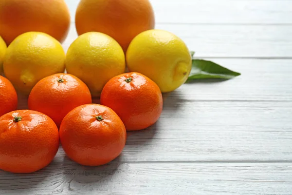 Bela composição de frutas tropicais — Fotografia de Stock