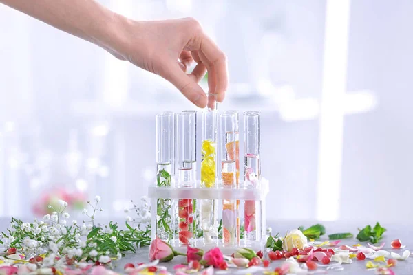 Woman mixing perfume samples — Stock Photo, Image