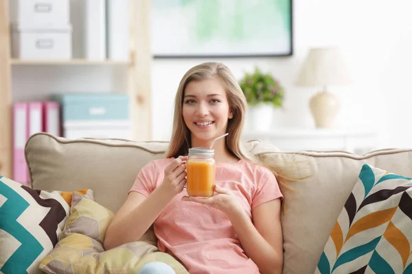 Jovem mulher degustação de suco fresco — Fotografia de Stock