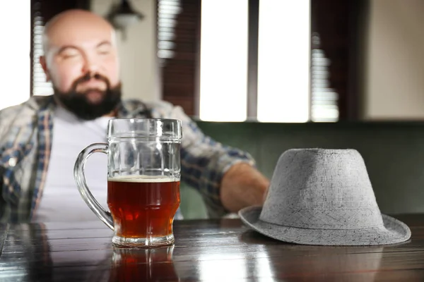 Elinde bira bardağı tutan adam. — Stok fotoğraf