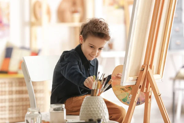 Schattige kleine kunstenaar schilderij foto — Stockfoto