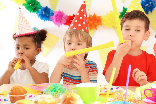 Leuke lieve kinderen viert verjaardag op feestje — Stockfoto