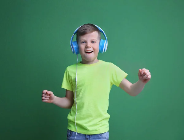 Niño pequeño con auriculares — Foto de Stock