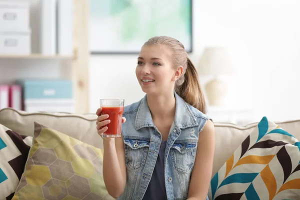 Jeune femme dégustation de jus frais — Photo