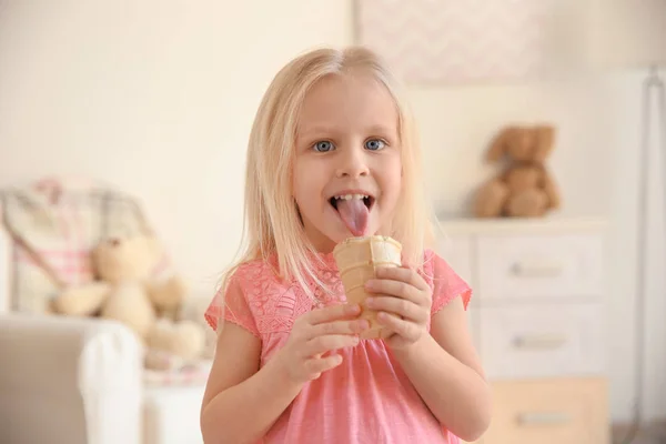 Chica comiendo helado — Foto de Stock