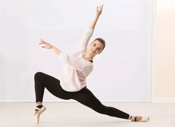 Jovem bela bailarina formação — Fotografia de Stock