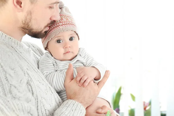 Adorable bébé avec père — Photo