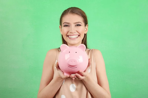 Mulher com banco porquinho — Fotografia de Stock