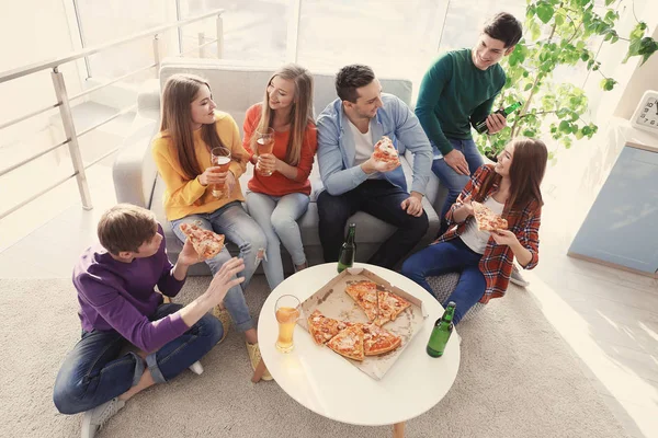 Amigos com pizza saborosa e cerveja — Fotografia de Stock