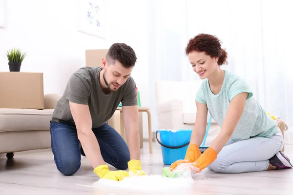 Jovem casal limpeza casa — Fotografia de Stock