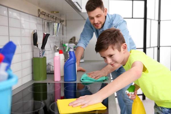 Pappa och son som gör rengöring — Stockfoto