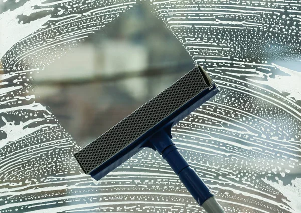 Πλύσιμο με ειδική σφουγγαρίστρα το παράθυρο — Φωτογραφία Αρχείου