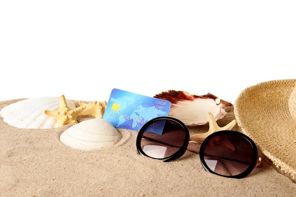 Песок с кредитной картой и ракушками — стоковое фото