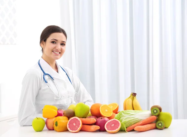 Жіночий дієтолог з різними фруктами — стокове фото