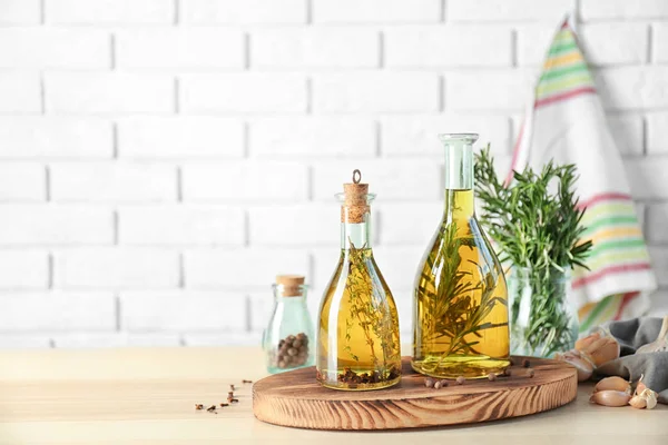 Olive oil with spices — Stock Photo, Image