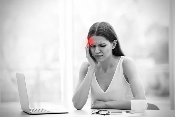 Jonge vrouw met hoofdpijn — Stockfoto