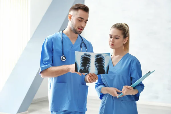 Médecin et assistant médical avec radiographie — Photo