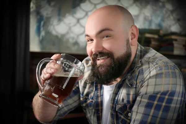 Barbudo homem beber cerveja — Fotografia de Stock