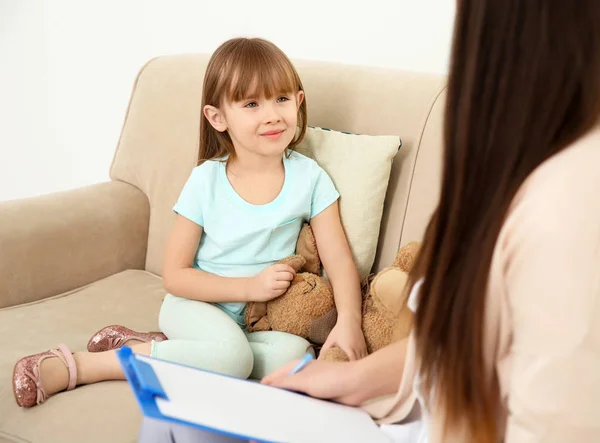 Jong kinderpsycholoog werken met meisje — Stockfoto