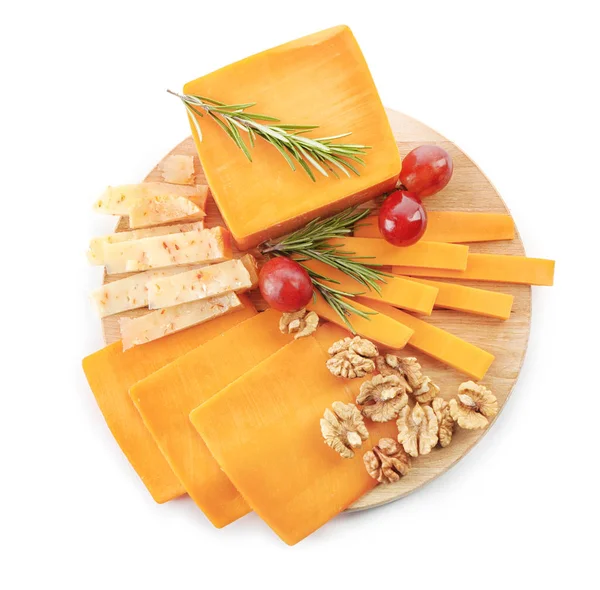 Дошка з різноманіттям сиру — стокове фото