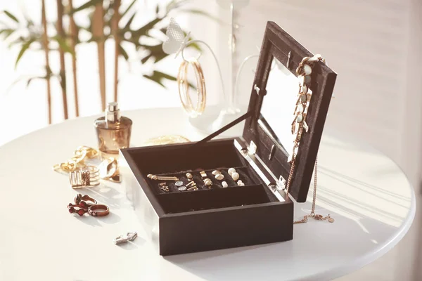 Χρυσοχοεία στην κοσμήματα κουτί — Φωτογραφία Αρχείου