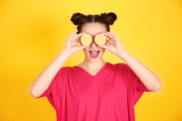 Bella giovane donna con metà limone — Foto Stock