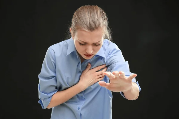 Junge Frau leidet unter Brustschmerzen — Stockfoto