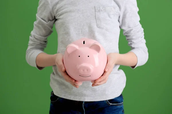 Menina com banco porquinho — Fotografia de Stock