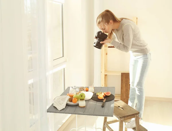 Young woman photographing food — Stock Photo, Image