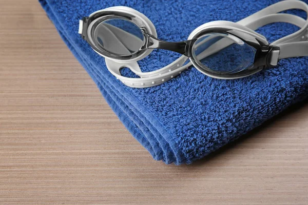 Swimming goggles with towel — Stock Photo, Image