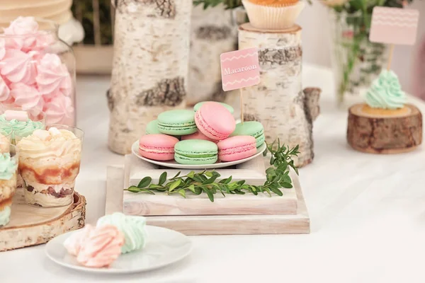 Lekkere zoetigheden op tafel — Stockfoto