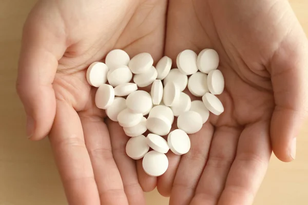 Mujer joven con pastillas — Foto de Stock