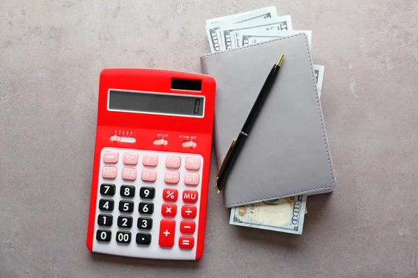 Calcolatrice rossa e blocco note con banconote — Foto Stock