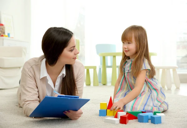 Jovem psicólogo infantil trabalhando com a menina — Fotografia de Stock