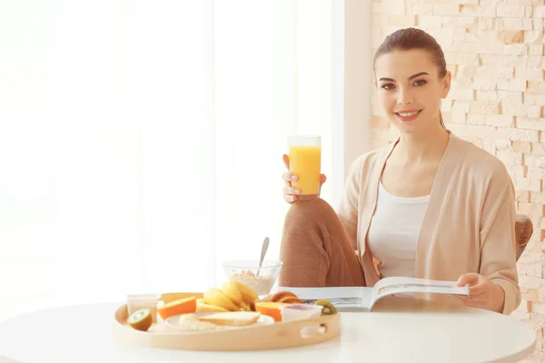 아침 식사를 하는 젊은 여자 — 스톡 사진